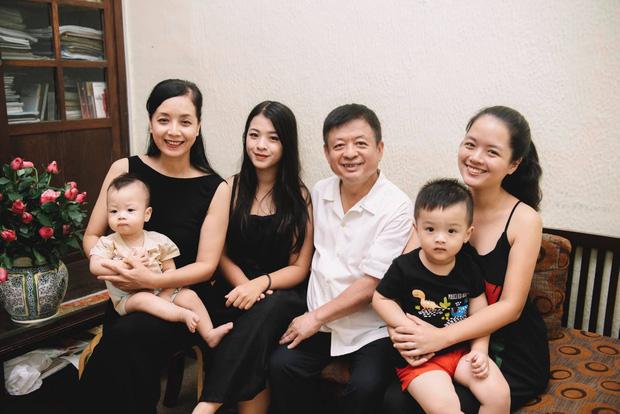 Chụp ảnh cùng gia đình, nhan sắc con gái út nghệ sĩ Chiều Xuân lấn lướt mẹ và chị-2