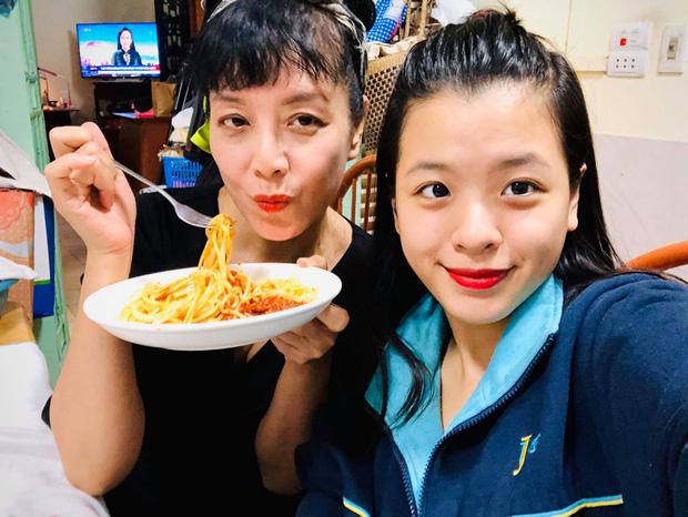 Con gái nghệ sĩ Chiều Xuân trổ mã ngày càng quyến rũ tuổi 18-5