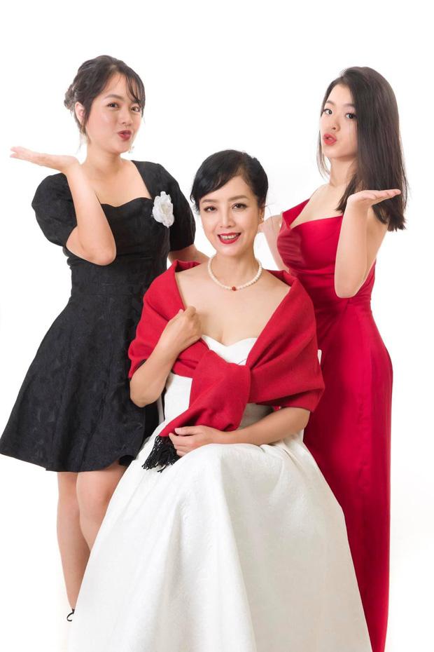 Chụp ảnh cùng gia đình, nhan sắc con gái út nghệ sĩ Chiều Xuân lấn lướt mẹ và chị-6