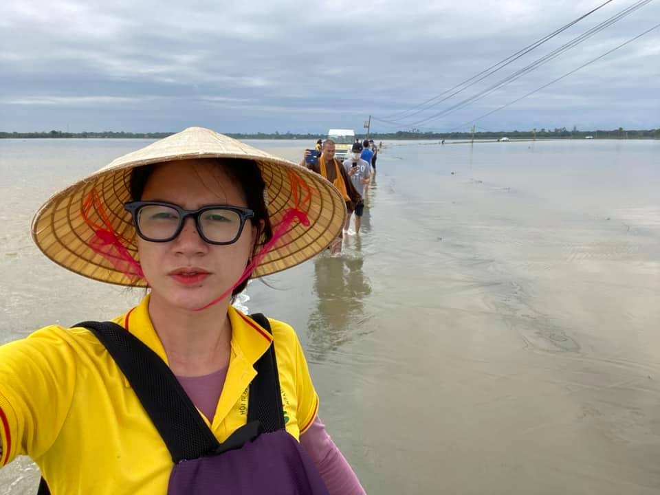 Trang Trần bức xúc vì chủ thuyền bỏ bom, 900 suất cơm có nguy cơ đổ bỏ-1