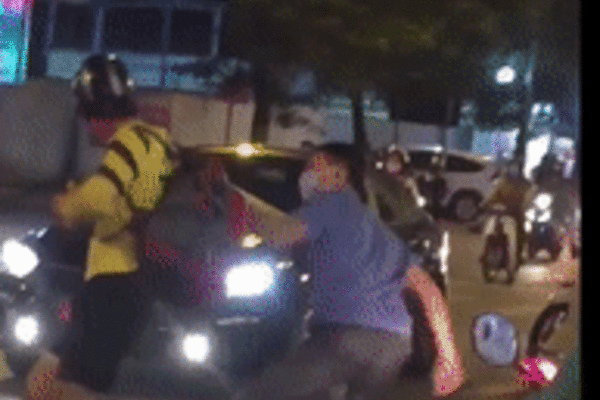 Clip: Người đàn ông dồn sức lên gối, đi đường quyền đấm đá tài xế Grab túi bụi ngay giữa ngã tư-1