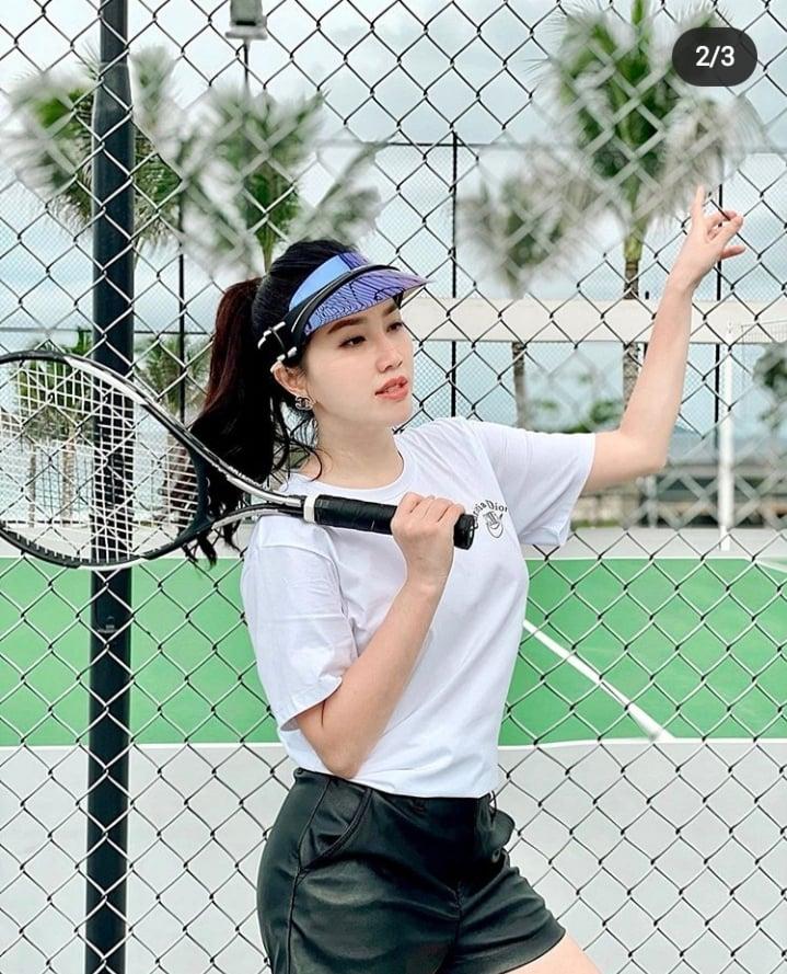 Bảo Thy siêng năng tập tenis: 