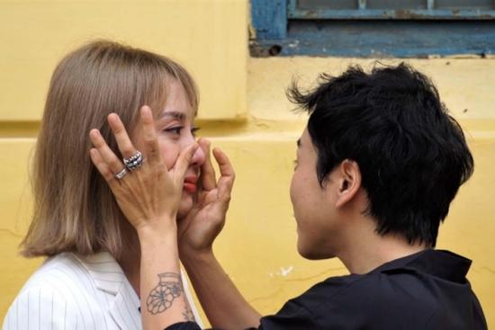 Miko Lan Trinh khóc sau phiên tòa phúc thẩm