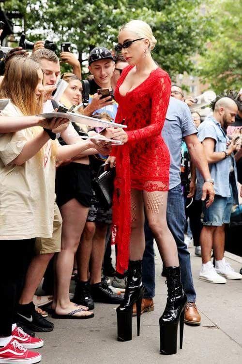 Những lần Thị Dậu Lady Gaga gây chú ý vì chiều cao quá khiêm tốn-12