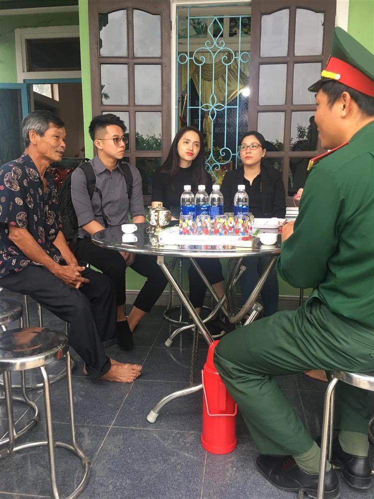 Hương Giang - Matt Liu âm thầm đến lễ tang chiến sĩ hy sinh ở Rào Trăng 3-2