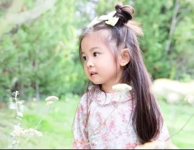 Cô bé tóc xù nổi đình đám MXH 2 năm trước giờ có cuộc sống ra sao?-4