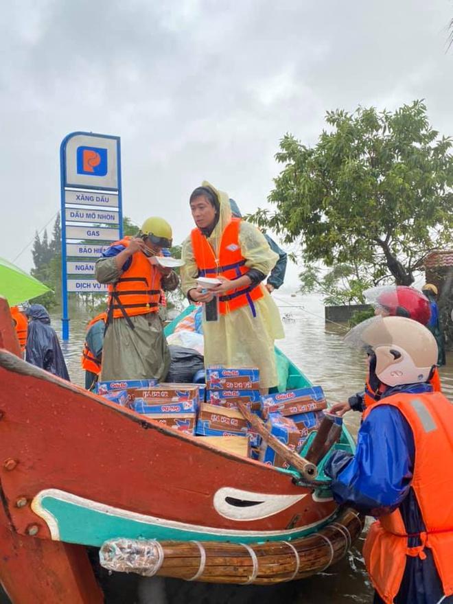 Hồ Việt Trung lên tiếng khi bị chỉ trích ném đồ cứu trợ cho người dân-1