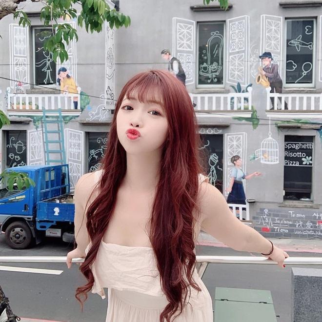 Bên cạnh công việc chính, Chuyi còn là vlogger về du lịch, ẩm thực và thời trang. Cô thường xuyên chia sẻ về những chuyến đi của mình qua kênh cá nhân và hút lượng người theo dõi lớn.