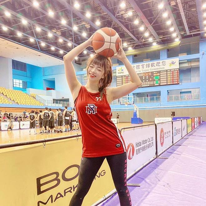 Nhiều người cho rằng thời nay, con gái đều chỉnh sửa hình ảnh khi đăng lên mạng nên nhìn sự khác biệt cô lúc không trang điểm cũng không khiến họ thấy lạ.