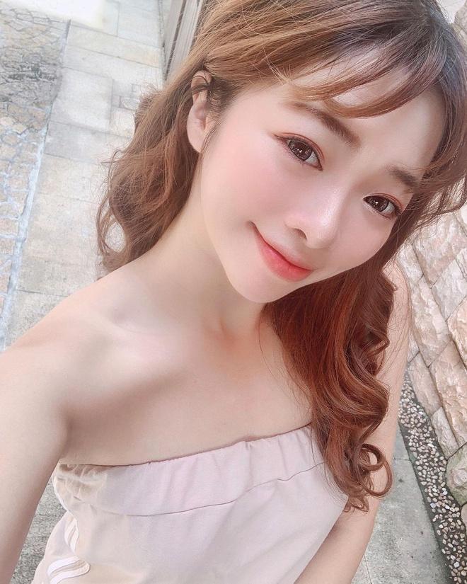 Chuyi là cheerleader nổi tiếng mạng xã hội Đài Loan (Trung Quốc), có 176.000 người theo dõi tại trang cá nhân. Cô hiện là thành viên đội cổ vũ của một CLB bóng chày. Trong những bức hình đăng lên mạng, cô thu hút sự chú ý bởi vẻ ngoài nóng bỏng, số đo 3 vòng gợi cảm, gương mặt xinh và làn da đẹp không tì vết.