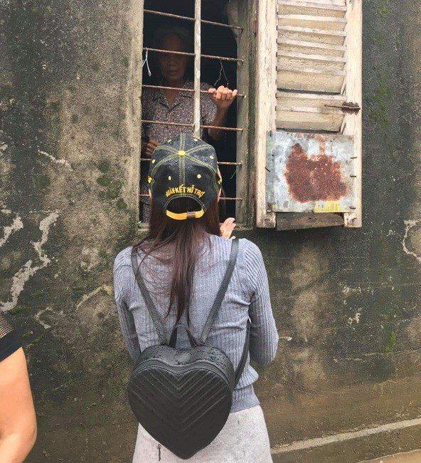 Váy Ngọc Trinh, Thủy Tiên mặc hôm nay, hôm sau bán đầy chợ-6