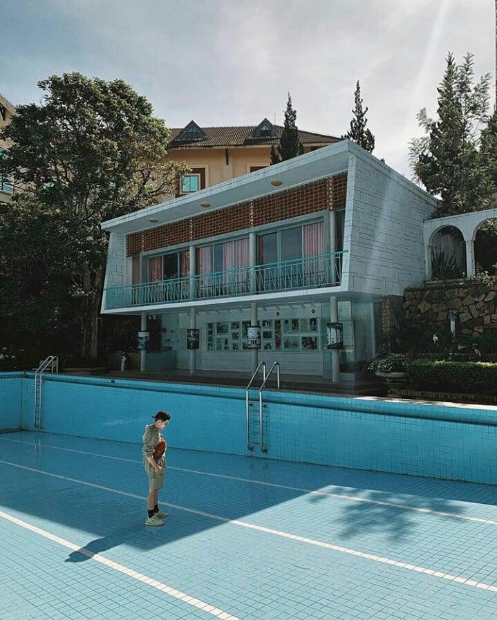 Phát hiện background bể bơi cạn nước đậm chất điện ảnh ngay giữa trung tâm Đà Lạt-1