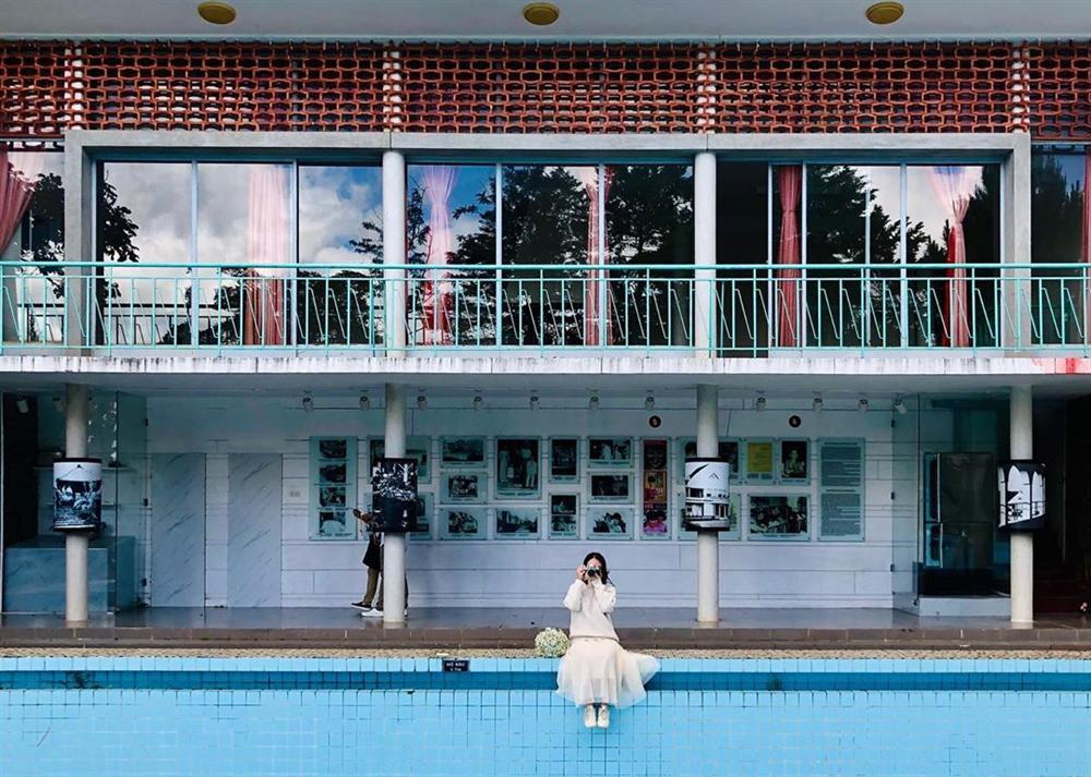 Phát hiện background bể bơi cạn nước đậm chất điện ảnh ngay giữa trung tâm Đà Lạt-7