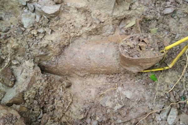 Quảng Trị: Người dân tá hỏa khi phát hiện 3 quả bom chưa nổ nổi lên sau khi nước rút-1