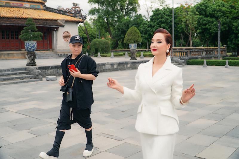 NSND Lê Khanh quấn băng keo kín chân để học catwalk-7