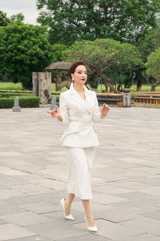 NSND Lê Khanh quấn băng keo kín chân để học catwalk-2