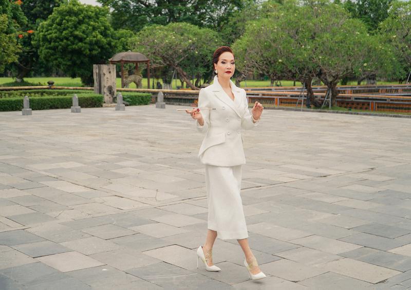 NSND Lê Khanh quấn băng keo kín chân để học catwalk-3