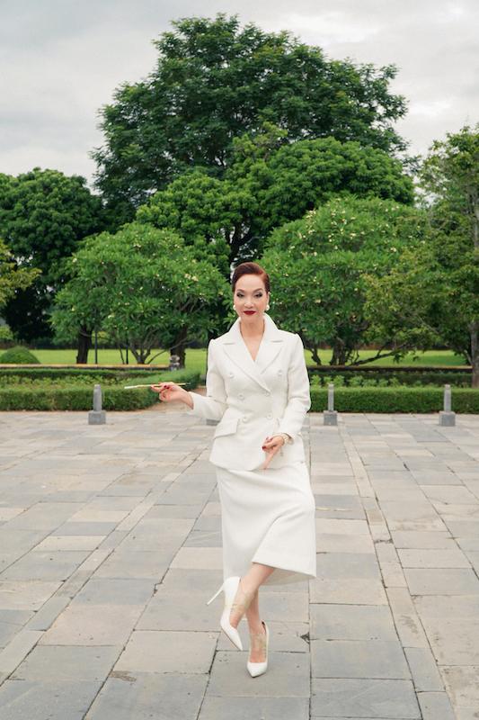 NSND Lê Khanh quấn băng keo kín chân để học catwalk-5