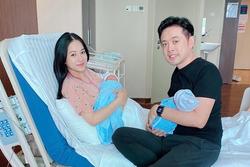 Vợ chồng Dương Khắc Linh - Sara Lưu khoe cặp quý tử song sinh