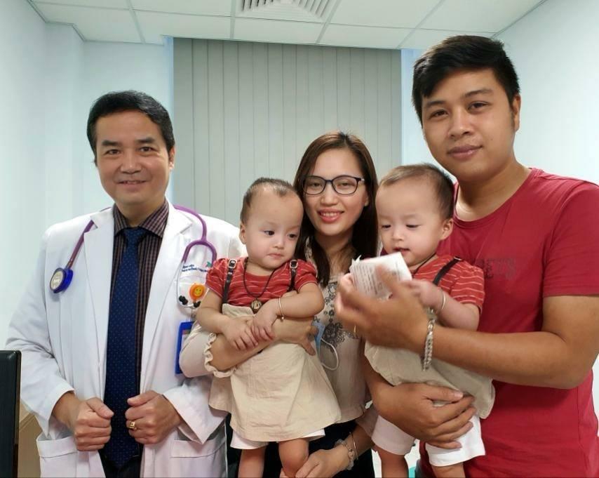 Trúc Nhi - Diệu Nhi đi chích ngừa: Hào hứng rủ nhau đua xe cùng bác sĩ-1