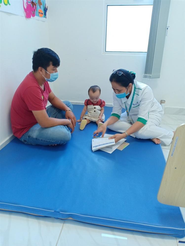 Trúc Nhi - Diệu Nhi đi chích ngừa: Hào hứng rủ nhau đua xe cùng bác sĩ-4