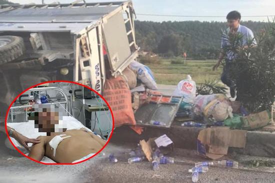 Lật xe chở đồ cứu trợ lũ lụt ở Nghệ An, tài xế nguy kịch