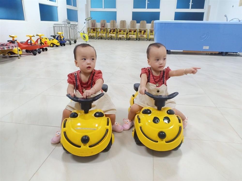 Trúc Nhi - Diệu Nhi đi chích ngừa: Hào hứng rủ nhau đua xe cùng bác sĩ-9