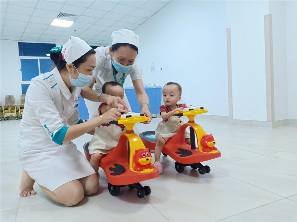 Trúc Nhi - Diệu Nhi đi chích ngừa: Hào hứng rủ nhau đua xe cùng bác sĩ-10