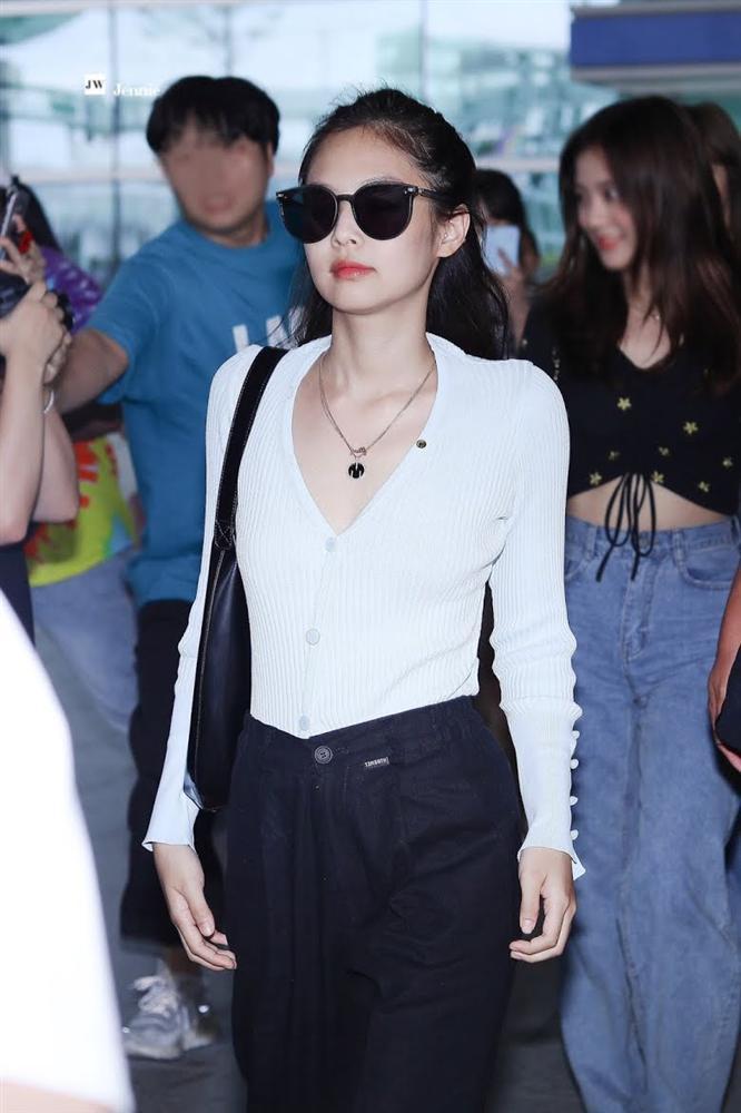 Học cách phối đồ với sắc xanh Iphone 12 đỉnh như Jennie BLACKPINK-9