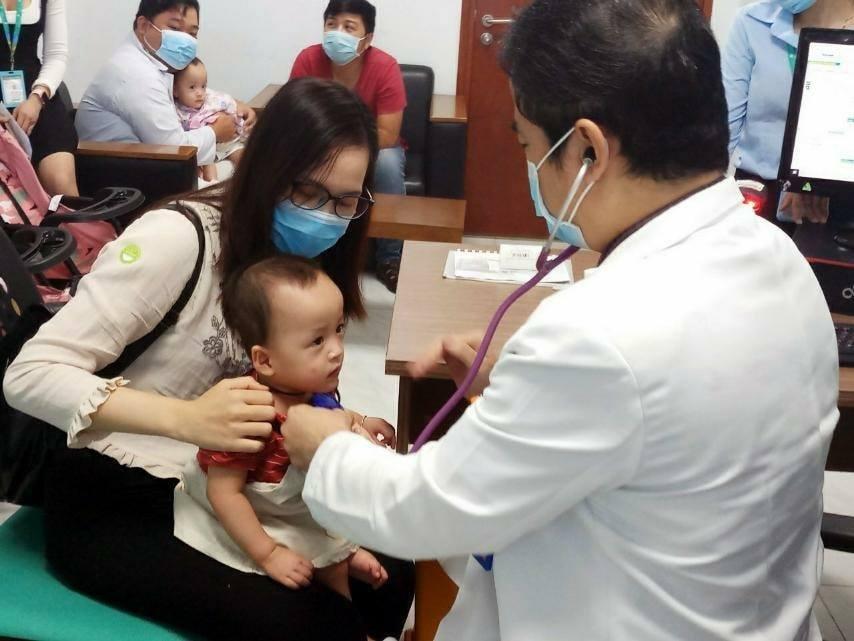 Trúc Nhi - Diệu Nhi đi chích ngừa: Hào hứng rủ nhau đua xe cùng bác sĩ-5