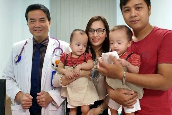 Chị em Trúc Nhi - Diệu Nhi tự chập chững đi đón Giáng sinh cùng bố mẹ-12