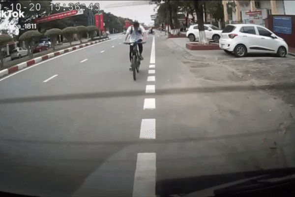 Clip: Nam thanh niên phóng như bay, lấn làn tông người đi ngược chiều tử vong-1