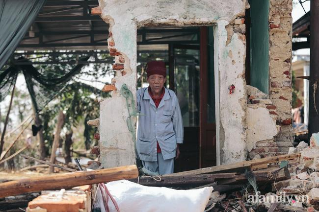 Sau lũ, ngôi nhà của cụ Nồng gần chỉ còn là đống đổ nát, đã không còn hình dạng của ngôi nhà nguyên vẹn.