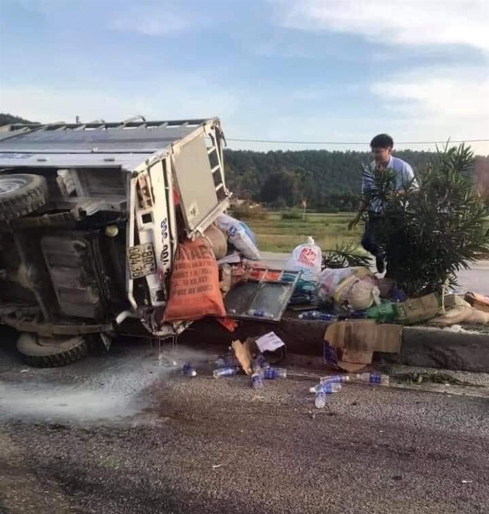 Vợ tài xế chở hàng cứu trợ miền Trung bị lật xe: Anh chấn thương sọ não, mê man không nhận ra ai-1