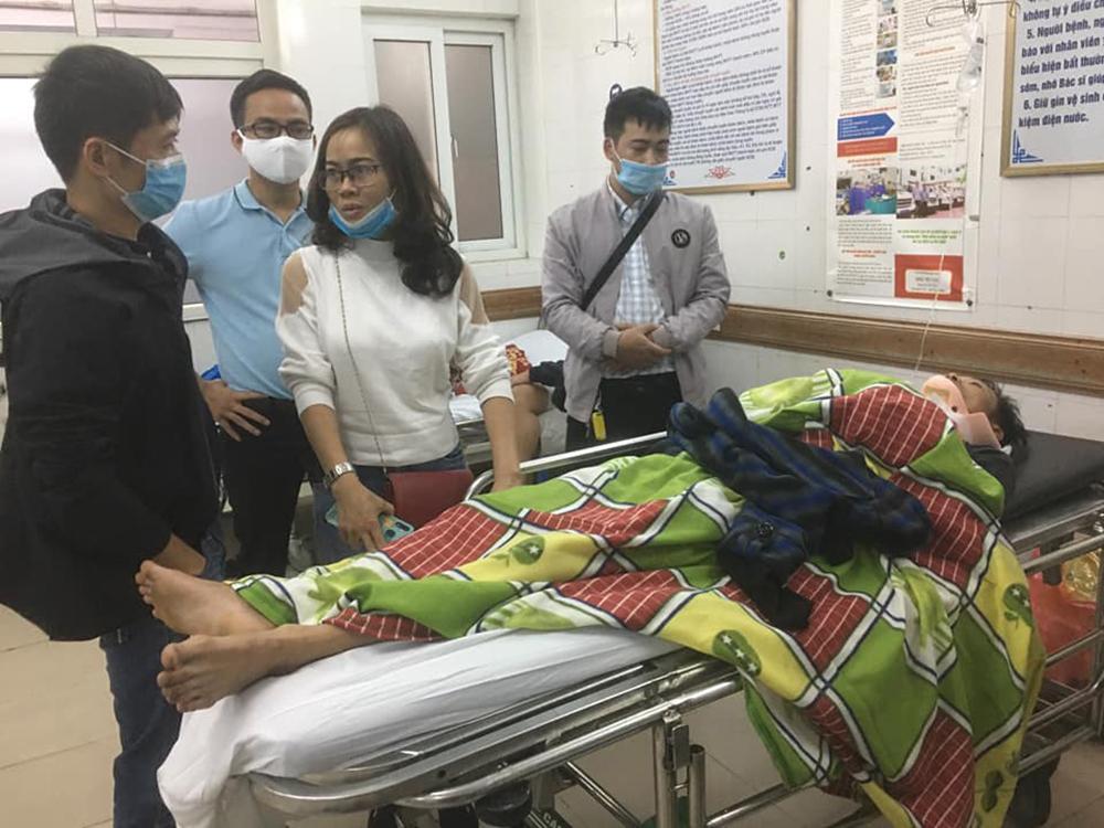 Vợ tài xế chở hàng cứu trợ miền Trung bị lật xe: Anh chấn thương sọ não, mê man không nhận ra ai-2