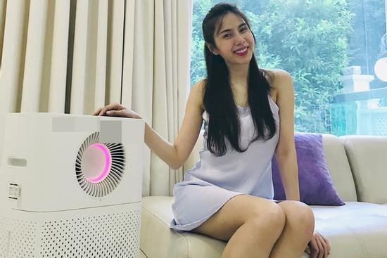 Thủy Tiên xuất hiện tươi cười tại nhà riêng, nhìn đôi chân mà ai cũng xót