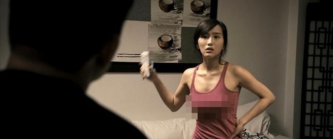 Ngoài những cảnh nóng táo bạo, cô đào sinh năm 1989 còn gây sốc với cảnh không mặc nội y trong phim khiến nhiều người đỏ mặt.