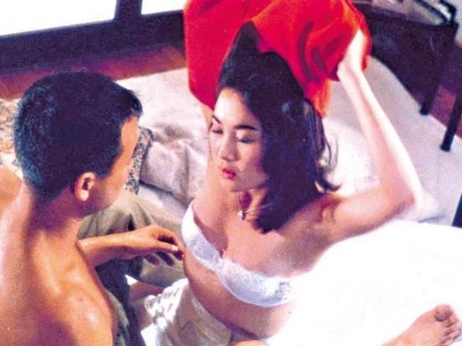 Bộ phim quay năm 1995, ra rạp năm 1996 và gây nhiều tranh cãi vì cảnh nóng quá bạo. Chính Ôn Bích Hà từng thừa nhận, Biến động kinh hồn là tác phẩm kinh điển trong sự nghiệp diễn xuất của cô.