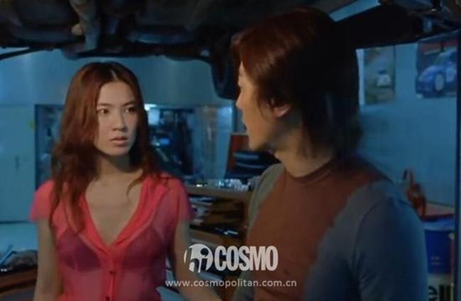 Trang phục của nữ chính Lâm Hi Lôi trong phim được HK01 nhận xét rất thời trang. Cho tới nay, phong cách ăn mặc gợi cảm của mỹ nhân xứ Đài vẫn khiến cánh mày râu không thể rời mắt.