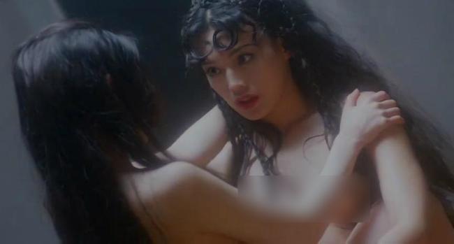 Ngoài cảnh nóng với Từ Cẩm Giang, Thư Kỳ và Lý Lệ Trân còn gây sốc với cảnh đồng tính nữ. Đây cũng là bộ phim giúp cả 2 nổi tiếng và trở thành minh tinh hạng A trong làng phim 18 .