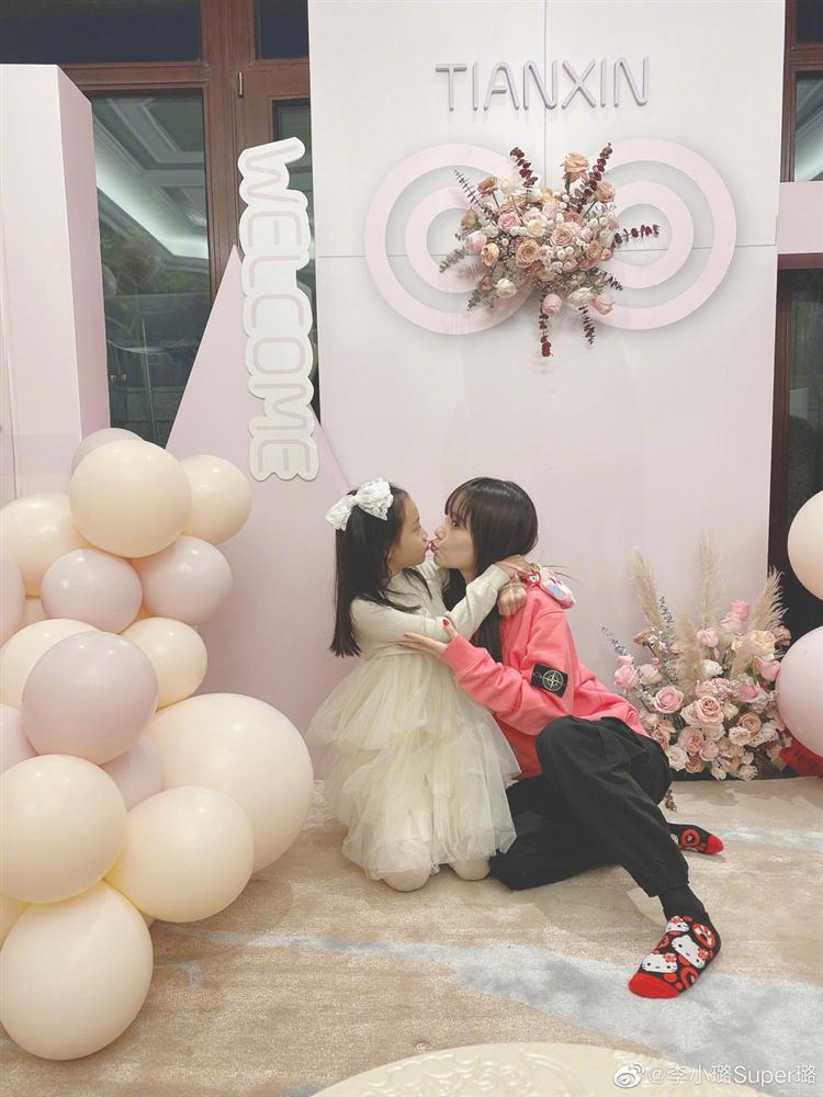 Lý Tiểu Lộ tổ chức sinh nhật cho con nhưng vắng bóng Giả Nãi Lượng-1