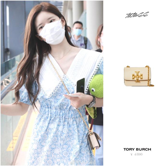 Một sản phẩm của Tory Burch có giá hơn 22 triệu. Tuy nhiên vì kích thước túi khá nhỏ nên bạn cũng tránh việc kết hợp quá nhiều phụ kiện rườm rà.