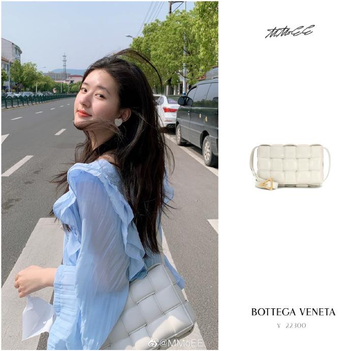 Sản phẩm Padded Cassette của thương hiệu Ý Bottega Veneta khoảng hơn 78 triệu đồng.