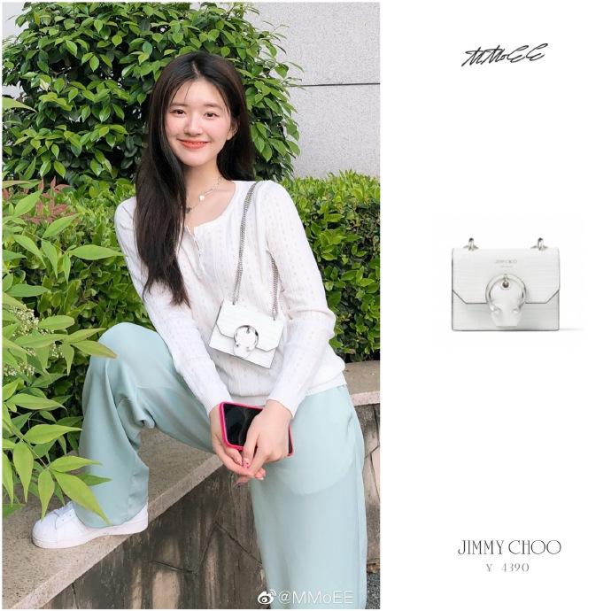 Một lựa chọn an toàn cho trang phục hàng ngày là túi mini trắng của Jimmy Choo có giá hơn 15 triệu đồng.