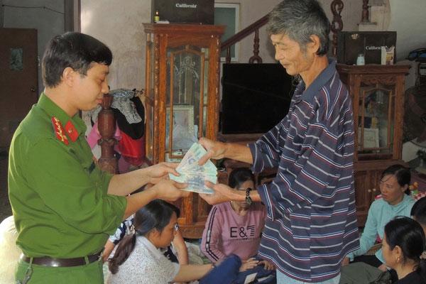 Để quên gần 50 triệu đồng trong áo khoác ủng hộ đồng bào miền Trung-1