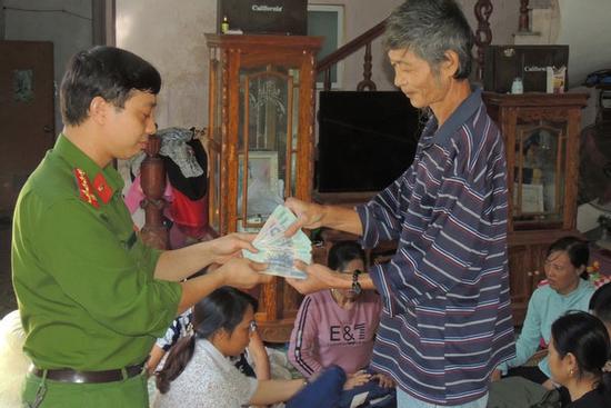 Để quên gần 50 triệu đồng trong áo khoác ủng hộ đồng bào miền Trung