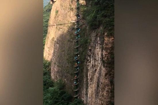 Clip: Du khách leo cầu thang xoắn ốc ngoài trời cao nhất châu Á