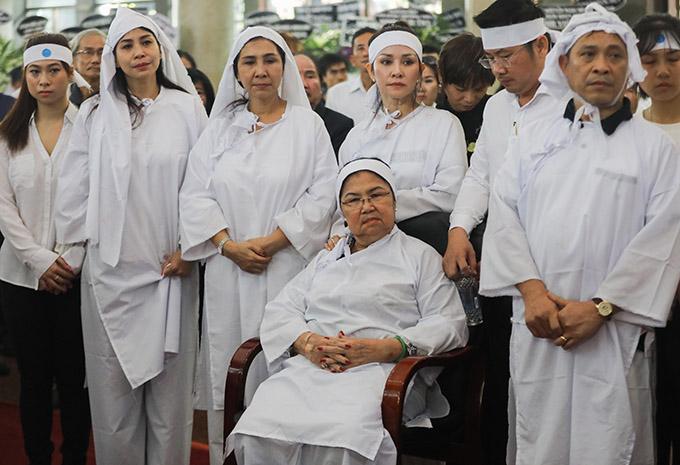 Gia đình, đồng nghiệp đưa nghệ sĩ Lý Huỳnh về đất-5