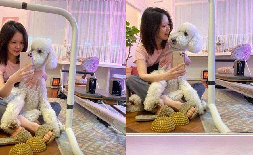 Mới đây, Jang Nara chia sẻ hình ảnh giản dị, không son phấn lên trang cá nhân và thu hút nhiều sự chú ý của cư dân mạng. Trong ảnh, nữ diễn viên thậm chí không kẻ chân mày hay đánh son. Nhiều người hâm mộ bày tỏ ghen tị với vẻ ngoài trẻ trung của Jang Nara dù năm nay cô đã 39 tuổi.