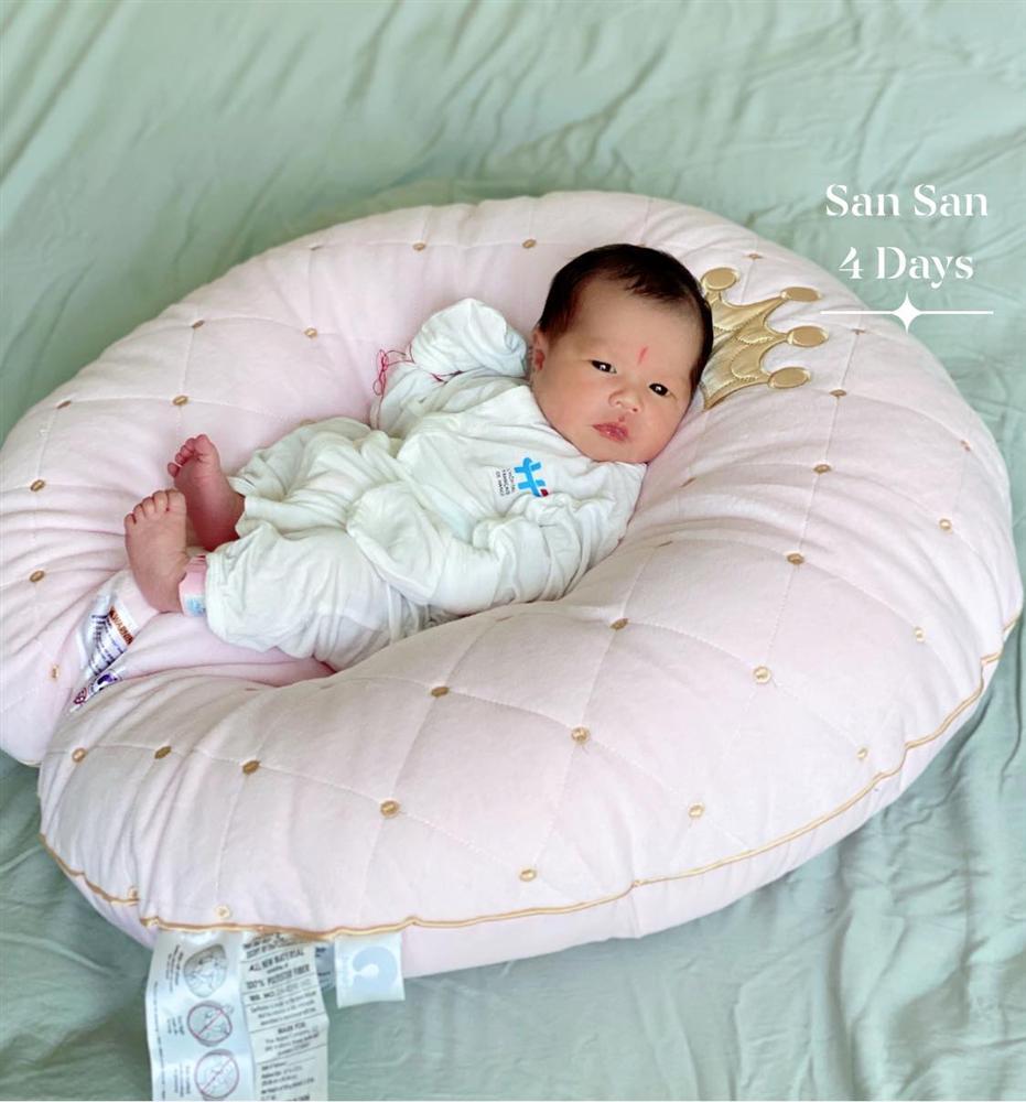 Hằng Túi khoe ảnh cận mặt con gái thứ 5, ngoại hình em bé mới sinh gây chú ý-5